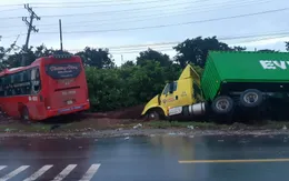 Xe khách vượt ẩu tông trực diện xe tải, 5 người thương vong