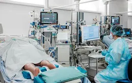 Số ca COVID-19 phải nằm phòng chăm sóc đặc biệt tại Pháp tăng vọt