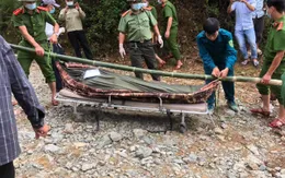 Sạt lở thủy điện Rào Trăng 3: Đưa thi thể nạn nhân tử vong đầu tiên ra ngoài