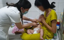 Cha mẹ điều trị tại nhà bằng đơn thuốc cũ, con bị biến chứng tay chân miệng nặng
