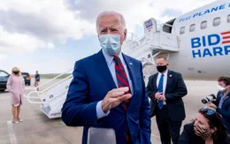 Ít nhất 3 trường hợp mắc COVID-19 đi chung máy bay với ông Joe Biden