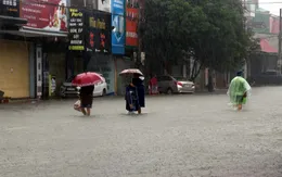 Sau 15 ngày mưa lũ, miền Trung vẫn còn nhiều diễn biến nguy hiểm khó lường