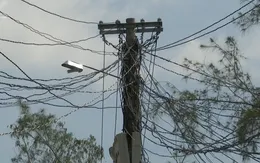 Dây điện chằng chịt như mạng nhện, công tơ chen lấn trên cột điện