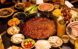 Dân mang buôn gì: Macaron chấm mắm hay ăn lẩu ở bể bơi?