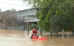 Quân đội, công an dầm mình trong mưa lũ cứu dân
