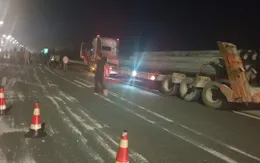 Đứt dây xích sắt chằng buộc trên sơ mi rơ mooc, nhiều cột điện bê tông lăn xuống đường