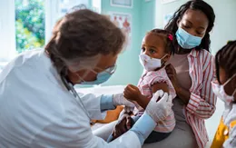 Bất chấp yêu cầu, nhiều cơ sở y tế ở Mỹ vẫn không tiêm vaccine phòng cúm cho trẻ em