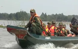 Chống xuất nhập cảnh và chống buôn lậu trên tuyến biên giới mùa nước nổi