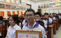 Nam sinh trường chuyên ĐHSP thi CK Đường lên đỉnh Olympia 2020 nhận bằng khen Bộ GD&ĐT