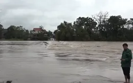 Nước lũ ở Hà Tĩnh lên nhanh, di dời người dân khỏi vùng nguy hiểm