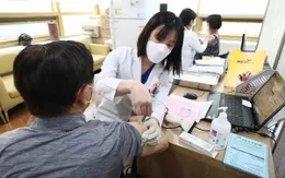 Quan chức y tế Hàn Quốc đi tiêm phòng cúm dù đã ghi nhận hơn 70 ca tử vong