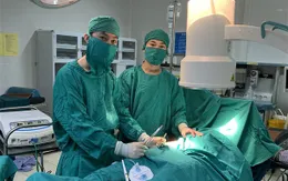 Bị mảnh kim loại đâm xuyên khớp háng khi cắt cỏ bằng máy trong vườn