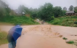 Chèo đò qua suối khi mưa to, 2 người đàn ông bị nước lũ cuốn trôi