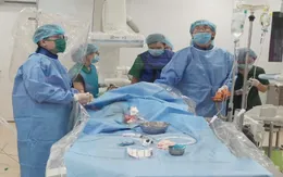 Sốc điện 15 lần cứu bệnh ngưng tim, ngưng thở
