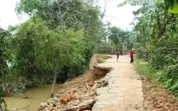 Nhiều tuyến đường ở Hà Tĩnh bị sạt lở gây chia cắt giao thông