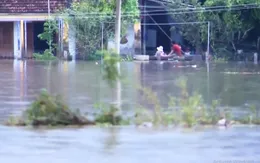 Lũ lụt bao vây, cuộc sống người dân vẫn được đảm bảo