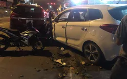 Xe 7 chỗ mất lái lao lên vỉa hè hất văng nhiều người đang ăn nhậu