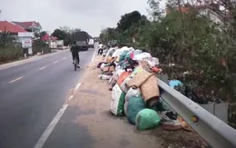 Rác chất đống dọc Quốc lộ 1A sau lũ
