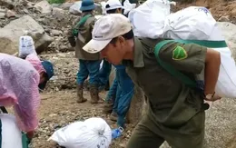 Cán bộ vùng lũ "cố gắng giúp dân an toàn trước, còn mình tính sau"