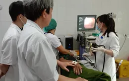 Vào viện cầu cứu bác sĩ vì mảnh xương gà cắm sâu vào thực quản