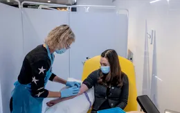 Mỹ miễn cách ly với những người đã tiêm vaccine