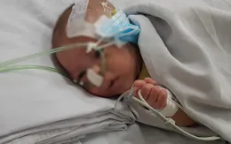 Vừa chào đời yếu ớt, bé sơ sinh bị bỏ rơi lại bệnh viện