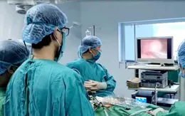 Loại bỏ khối u quái buồng trứng chứa đầy tóc, bã đậu
