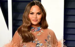 Chrissy Teigen lần đầu xuất hiện hậu sảy thai
