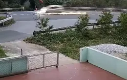 VIDEO: Ô tô lao như bay, kéo lê xe máy tóe lửa trên đường