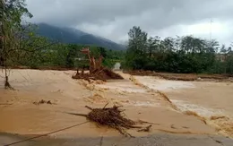 Đi nhận hàng cứu trợ, 3 người phụ nữ bị nước lũ cuốn trôi