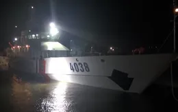 Vùng Cảnh sát biển 2 cứu thuyền viên gặp nạn trên biển