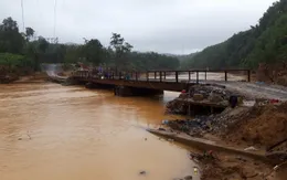 Nối thông cầu tràn bị lũ cuốn trên tỉnh lộ 571 ở Quảng Trị