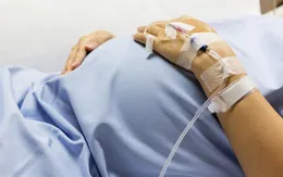 2 trẻ sơ sinh Nhật Bản hít phải tế bào ung thư từ mẹ