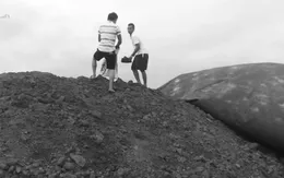 Hơn 40.000 tấn quặng bị thu giữ khó hiểu, doanh nghiệp bên bờ vực phá sản