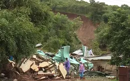 Mưa lớn gây sạt lở, làm sập nhiều nhà dân