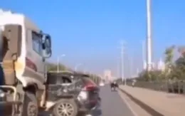 Chuyển làn đột ngột, xe con hư hỏng nặng sau cú va chạm với xe bồn