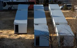 Lo hệ thống y tế quá tải, Hàn Quốc mở khu giường bệnh dã chiến trong container