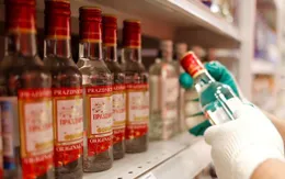 Quan chức Nga kêu gọi người dân kiêng rượu khi tiêm vaccine COVID-19