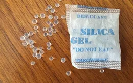 Bé gái bị ngộ độc do ăn nhầm... gói hút chống ẩm