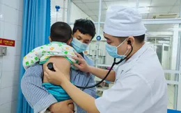 Xuyên đêm cấp cứu cho bé 2 tuổi bị ngã xuống ao nước