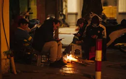 Người dân Thủ đô "co ro" trong đêm rét đầu tiên của mùa đông 2020