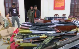 Phá kho "hàng nguội", thu giữ hàng nghìn đao, kiếm, dùi cui điện rao bán qua MXH