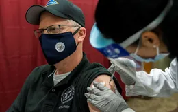 Mỹ tiêm vaccine "siêu tốc độ": 92 triệu liều trong 3 tháng