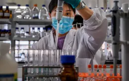 Trung Quốc sẽ tiêm chủng vaccine COVID-19 cho 50 triệu người trước 'Xuân vận'