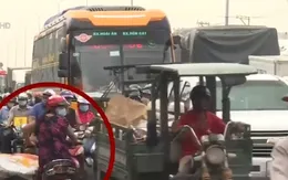 Bức xúc vì ô tô chạy vào làn xe máy