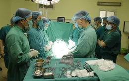 Ca phẫu thuật đặc biệt trong tư thế mổ ngồi cho người mẹ ung thư mang thai 37 tuần