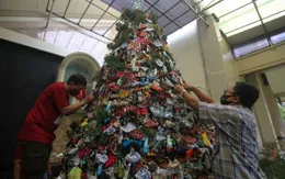 Nhà thờ ở Indonesia trang trí cây thông Noel bằng khẩu trang và nước sát khuẩn tay