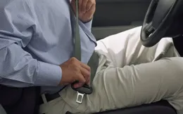 Ai là người cần cài dây an toàn khi đi ô tô?