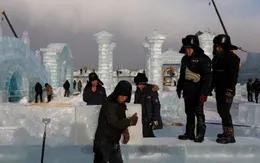 Độc đáo, khai thác hàng nghìn khối băng để xây lâu đài và chùa ở Trung Quốc
