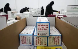 Một bác sĩ sốc phản vệ sau khi tiêm vaccine của Moderna